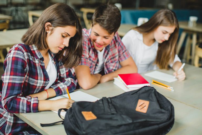 Porównanie kosztów edukacji domowej i tradycyjnej szkoły
