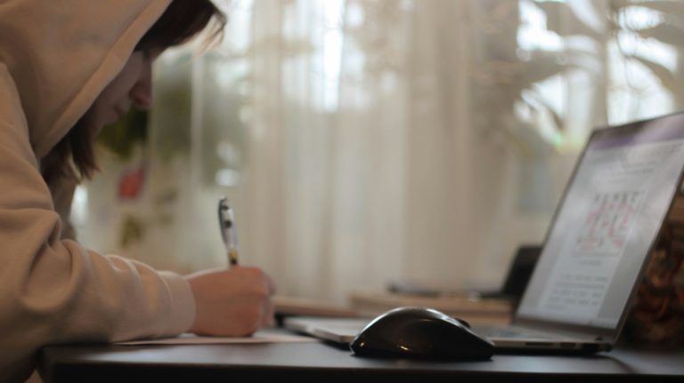 Czy warto zapisać dziecko do edukacji domowej przed nowym rokiem szkolnym?